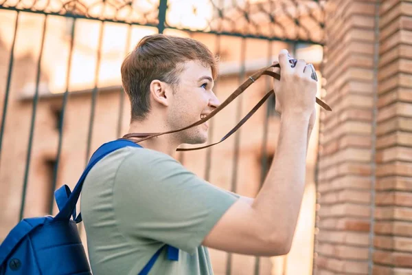 Jeune Homme Touristique Caucasien Souriant Heureux Utilisant Une Caméra Vintage — Photo