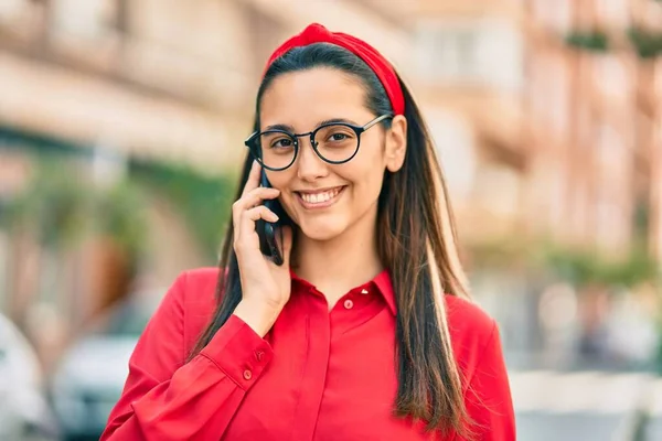 Jeune Femme Hispanique Souriant Heureux Parler Sur Smartphone Ville — Photo