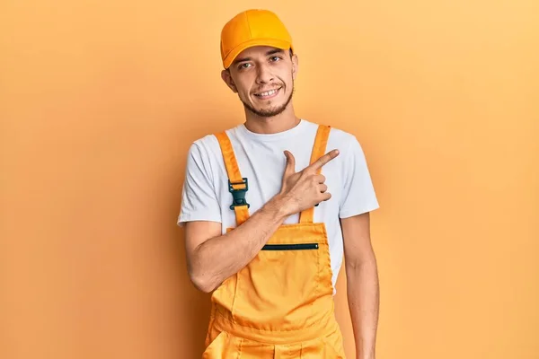 Spaanse Jongeman Draagt Klusjesman Uniform Vrolijk Met Een Glimlach Het — Stockfoto