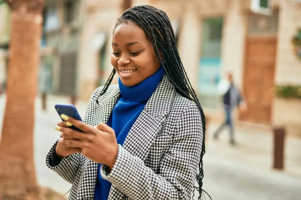 Jong Afrikaans Amerikaans Zakenvrouw Glimlachen Gelukkig Met Behulp Van Smartphone — Stockfoto