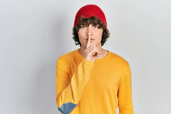 Yün Şapkalı Yakışıklı Genç Adam Sessiz Olmak Istiyor Dudakları Parmaklı — Stok fotoğraf