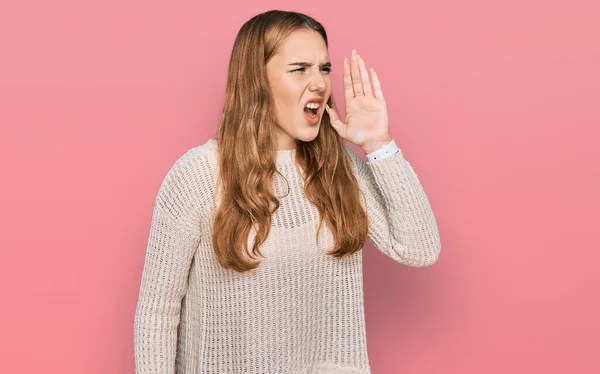 Mujer Rubia Joven Con Ropa Casual Gritando Gritando Fuerte Lado — Foto de Stock