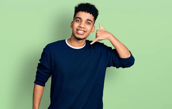 Joven Hombre Afroamericano Vistiendo Ropa Casual Sonriendo Haciendo Gesto Telefónico — Foto de Stock