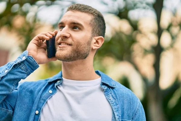 Jovem Caucasiano Sorrindo Feliz Falando Smartphone Parque — Fotografia de Stock