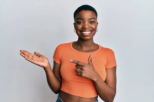 Mladá Afro Americká Žena Sobě Ležérní Oranžové Tričko Ohromen Usmívá — Stock fotografie