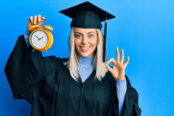 Vacker Blond Kvinna Bär Examen Mössa Och Ceremoni Mantel Hålla — Stockfoto