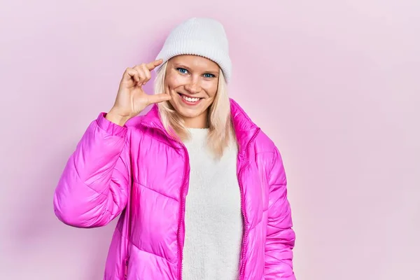 Vacker Kaukasiska Blond Kvinna Bär Ull Hatt Och Vinter Rock — Stockfoto