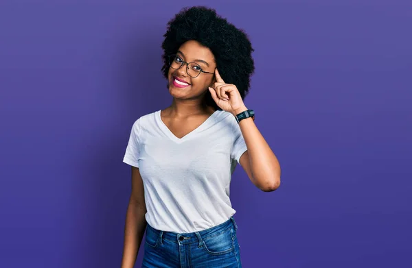 Jovem Afro Americana Vestindo Camiseta Branca Casual Sorrindo Apontando Para — Fotografia de Stock