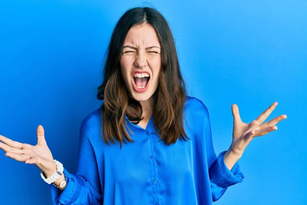 Mujer Morena Joven Con Camisa Azul Casual Loca Loca Gritando —  Fotos de Stock