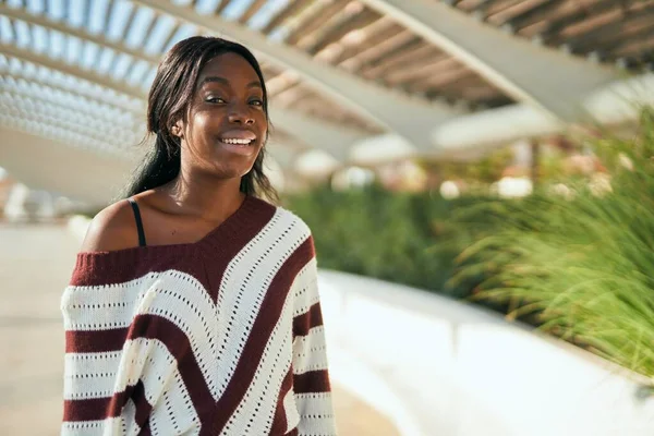 Junge Afroamerikanerin Lächelt Glücklich Park — Stockfoto