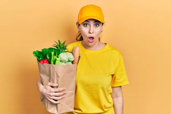 Jonge Spaanse Vrouw Draagt Koeriersuniform Met Boodschappen Van Supermarkt Bang — Stockfoto