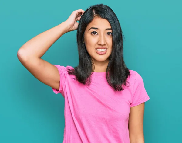 Hermosa Mujer Joven Asiática Vistiendo Casual Camiseta Rosa Confundir Preguntarse —  Fotos de Stock