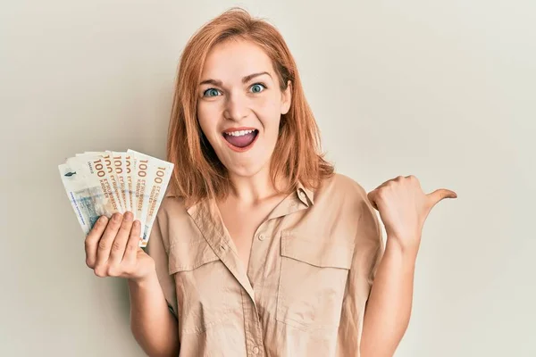 Joven Mujer Caucásica Sosteniendo Billetes 100 Coronas Danesas Apuntando Con —  Fotos de Stock