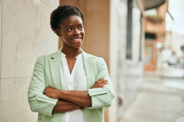 Joven Mujer Negocios Afroamericana Con Los Brazos Cruzados Sonriendo Feliz — Foto de Stock