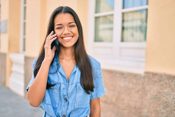 Jovencita Latina Sonriendo Feliz Hablando Smartphone Ciudad —  Fotos de Stock