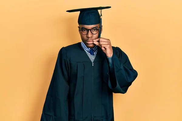 Νεαρός Αφροαμερικάνος Που Φοράει Καπέλο Αποφοίτησης Και Επίσημη Ρόμπα Στόμα — Φωτογραφία Αρχείου