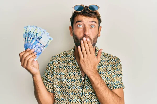 Hombre Guapo Con Barba Sosteniendo Billetes Sudafricanos 100 Rand Cubriendo —  Fotos de Stock
