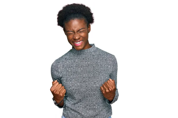 Jovem Afro Americana Vestindo Roupas Casuais Muito Feliz Animado Fazendo — Fotografia de Stock