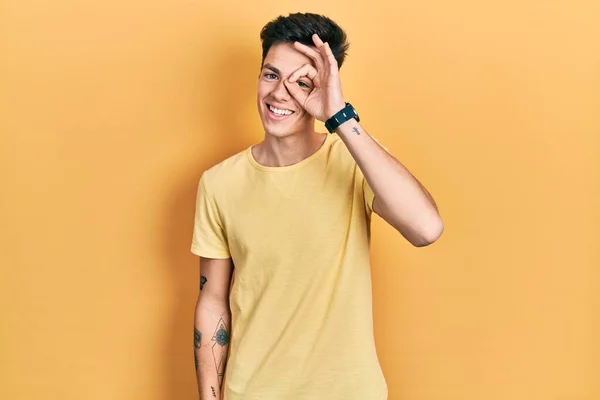 Joven Hombre Hispano Con Camiseta Amarilla Casual Haciendo Buen Gesto —  Fotos de Stock