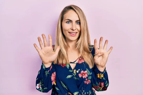 Junge Kaukasische Frau Lässiger Kleidung Zeigt Mit Zeigefinger Nummer Neun — Stockfoto