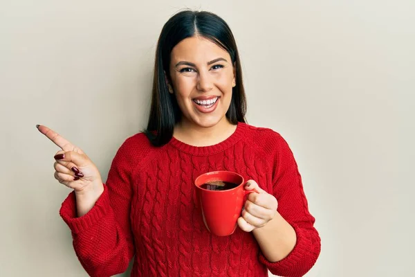 Vacker Brunett Kvinna Dricker Kopp Svart Kaffe Ler Glad Pekar — Stockfoto