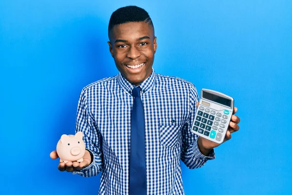 Jovem Afro Americano Calculando Economias Dinheiro Sorrindo Rindo Voz Alta — Fotografia de Stock