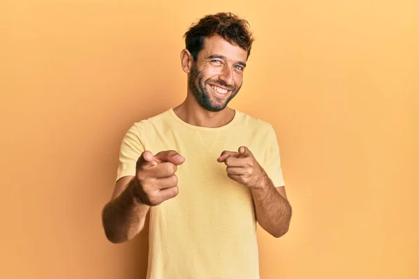 Hombre Guapo Con Barba Llevando Camiseta Amarilla Casual Sobre Fondo — Foto de Stock