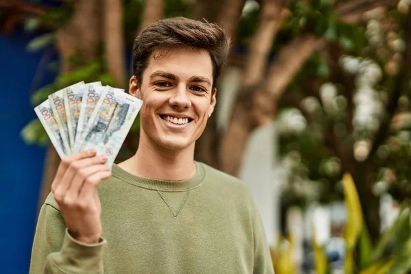 Fiatal Spanyol Férfi Mosolyog Boldog Gazdaság Perui Talp Bankjegyek Városban — Stock Fotó