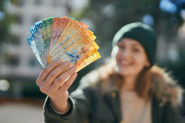 Молодая Кавказка Улыбается Счастливая Держа Руках Швейцарские Банкноты — стоковое фото