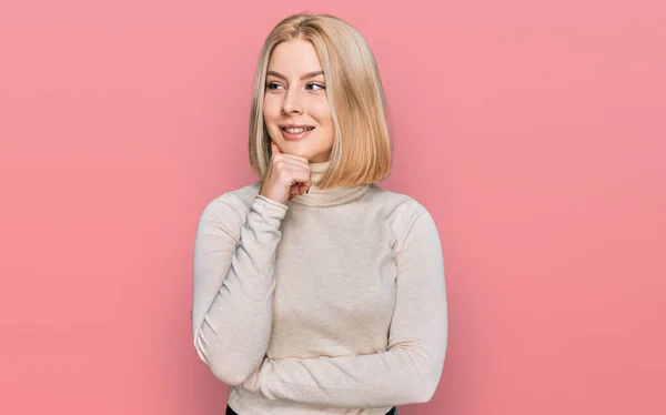 Ung Blond Kvinna Klädd Vardagskläder Med Hand Hakan Tänker Frågan — Stockfoto