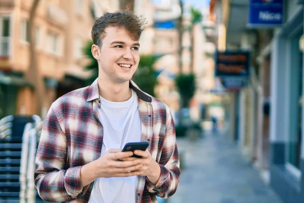 Jeune Homme Caucasien Souriant Heureux Utilisant Smartphone Ville — Photo