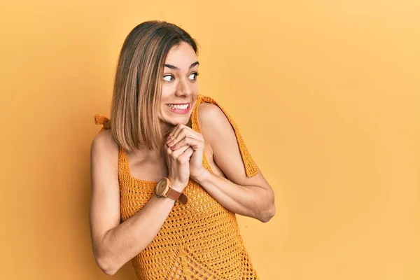 Jong Kaukasisch Blond Vrouw Dragen Casual Geel Shirt Lachen Nerveus — Stockfoto