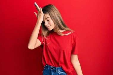 Gündelik kırmızı tişört giyen genç beyaz bir kız. Yanlışlıkla el ele tutuşarak şaşırmış. Hatayı hatırla. Unuttum, kötü hafıza kavramı. 