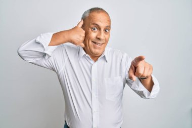 Yakışıklı, beyaz tişört giyen, gülümseyen, telefonda konuşan ve seni işaret eden bir adam. Ara beni.. 