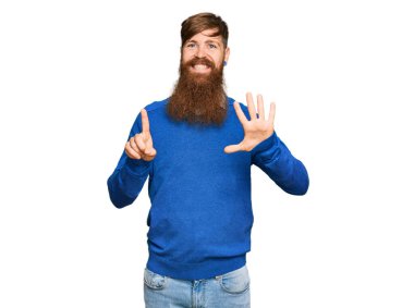 Genç İrlandalı kızıl elbiseli adam altı numarayı gösterip işaret ederken kendinden emin ve mutlu gülümsüyor.. 