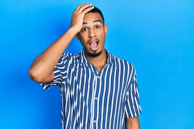 Gündelik giysiler giyen genç Afro-Amerikan bir adam hata sonucu el ele tutuşup şaşırdı. Hatayı unutmayın. Unuttum, kötü hafıza kavramı. 