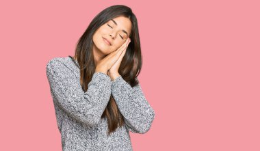 Genç esmer kadın, sıradan bir kazak giyer, uyur, yorgun düşler kurar, elleriyle poz verir, gözleri kapalı gülümserdi.. 