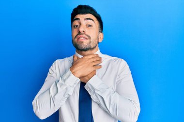 Genç İspanyol bir adam iş kıyafetleri giymiş bağırıyor ve boğularak ölüyor çünkü acı verici bir boğulma. Sağlık problemi. Boğulma ve intihar konsepti. 