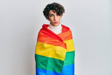 Gökkuşağı lgbtq bayrağı kuşkucu ve gergin makyajlı genç adam sorun yüzünden üzgün. negatif kişi. 