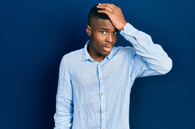 Gündelik giysiler giyen genç Afro-Amerikan bir adam hata sonucu el ele tutuşup şaşırdı. Hatayı unutmayın. Unuttum, kötü hafıza kavramı. 