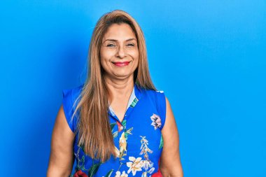 Yüzünde ciddi bir ifade olan günlük kıyafetler giyen orta yaşlı İspanyol bir kadın. Basit ve doğal bir şekilde kameraya bakıyorsun.. 