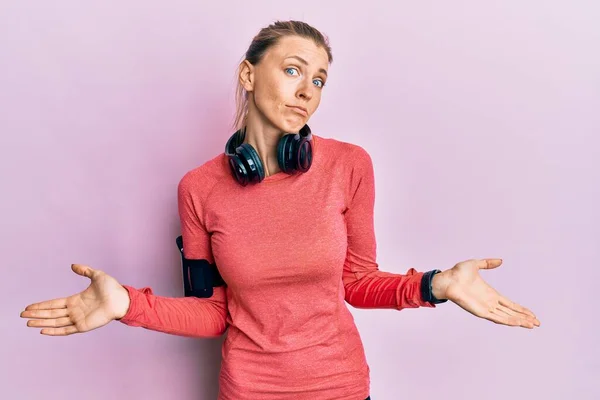 Vacker Kaukasisk Kvinna Bär Sportkläder Och Armband Aningslös Och Förvirrad — Stockfoto