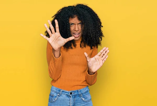 Jovem Afro Americana Vestindo Roupas Casuais Com Medo Aterrorizada Com — Fotografia de Stock