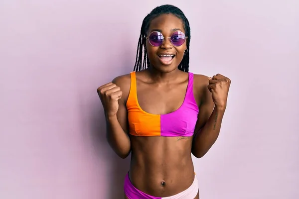 Mladá Afroameričanka Bikinách Slunečních Brýlích Slaví Překvapení Úžas Nad Úspěchem — Stock fotografie