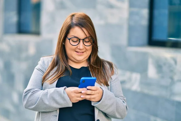 Genç Cüsseli Bir Kadını Şehirde Akıllı Telefon Kullanarak Mutlu Bir — Stok fotoğraf