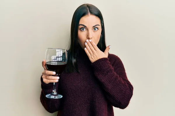 Jonge Brunette Die Een Glas Rode Wijn Drinkt Met Hand — Stockfoto