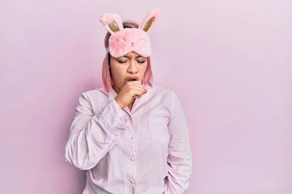 Mujer Hispana Con Cabello Rosa Que Usa Mascarilla Para Dormir — Foto de Stock