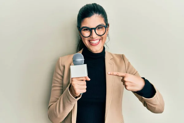 Jonge Latino Vrouw Met Verslaggever Microfoon Glimlachend Gelukkig Wijzend Met — Stockfoto