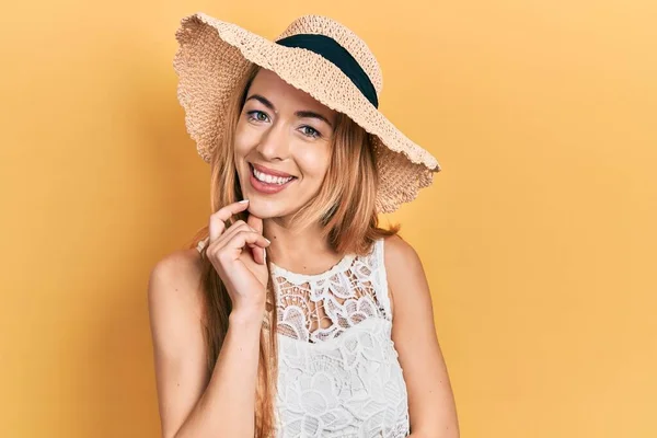 Young Caucasian Woman Wearing Summer Hat Looking Confident Camera Smile — Stock Photo, Image