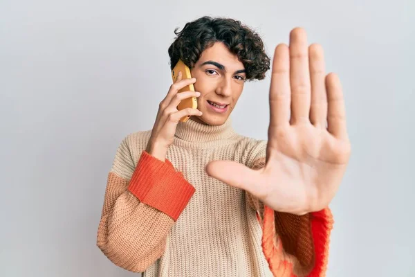 Іспанський Молодий Чоловік Який Розмовляє Смартфоні Відкритою Рукою Робить Знак — стокове фото